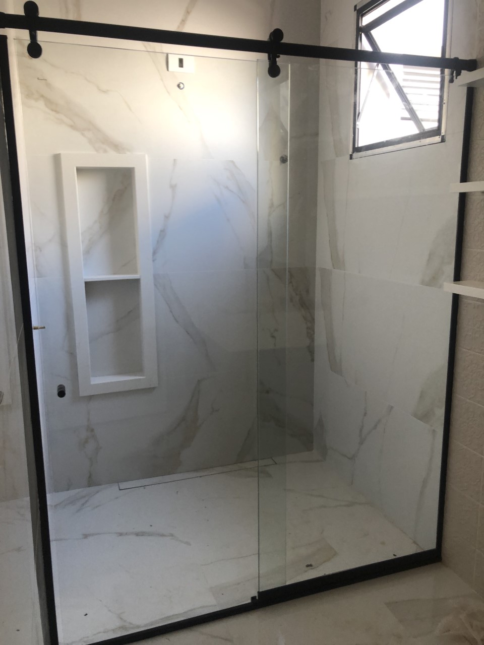 Box de banheiro com perfil preto e mármore branco