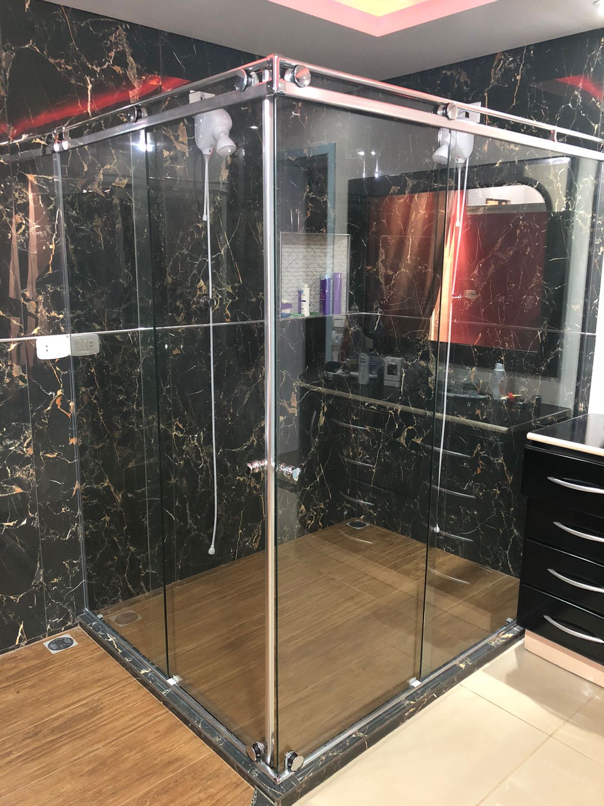 Box de banheiro em ambiente com mármore preto