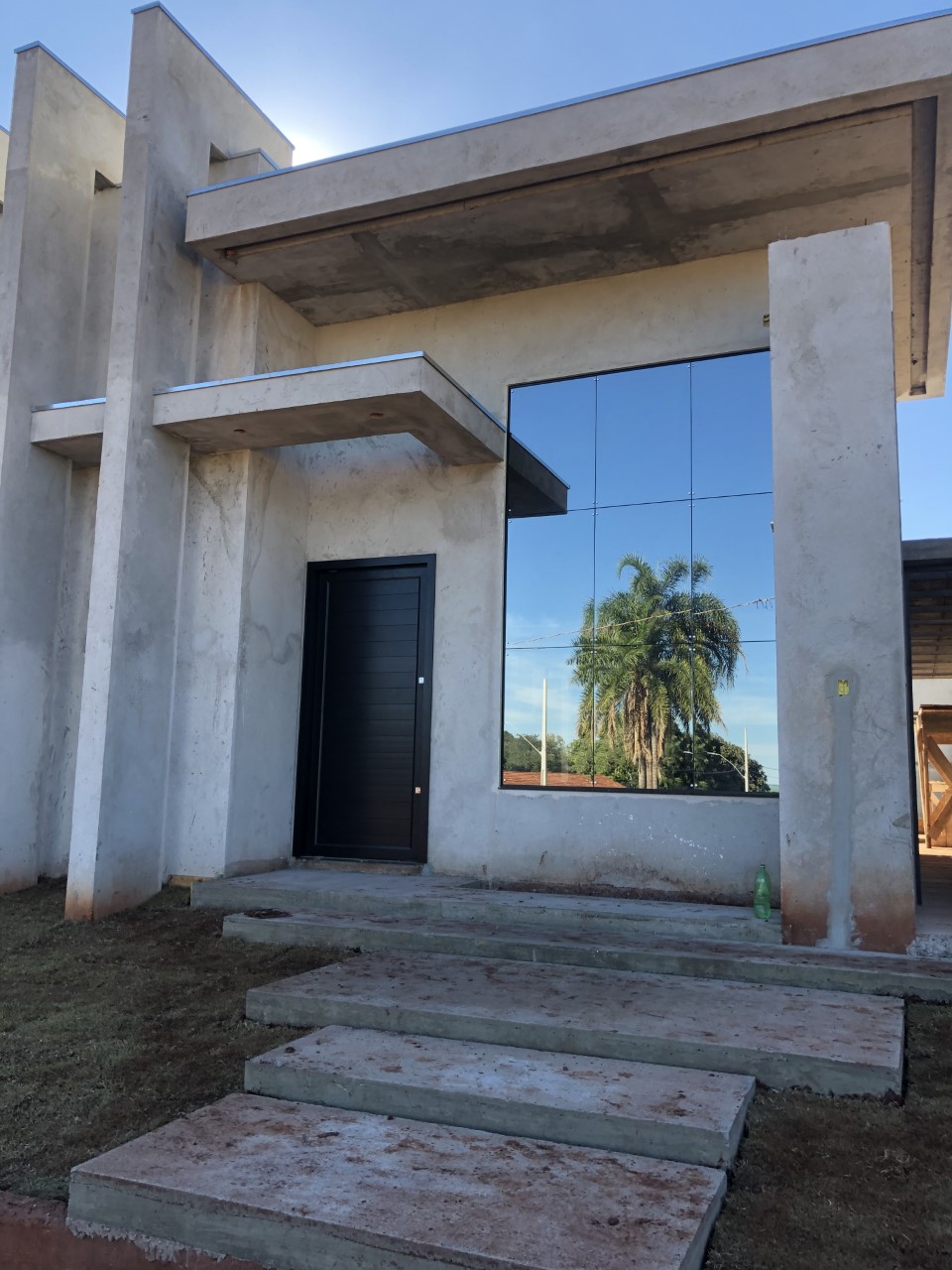 Residência com fachada em vidro espelhado