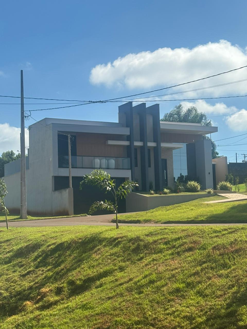Residência de alto padrão com fachada em vidro
