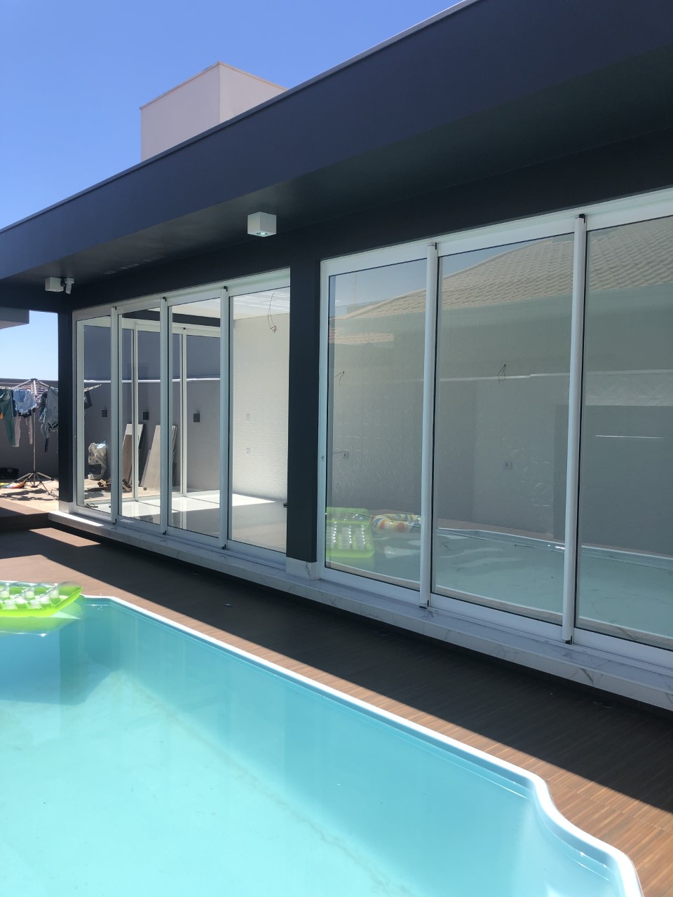 Portas de correr para área de piscina