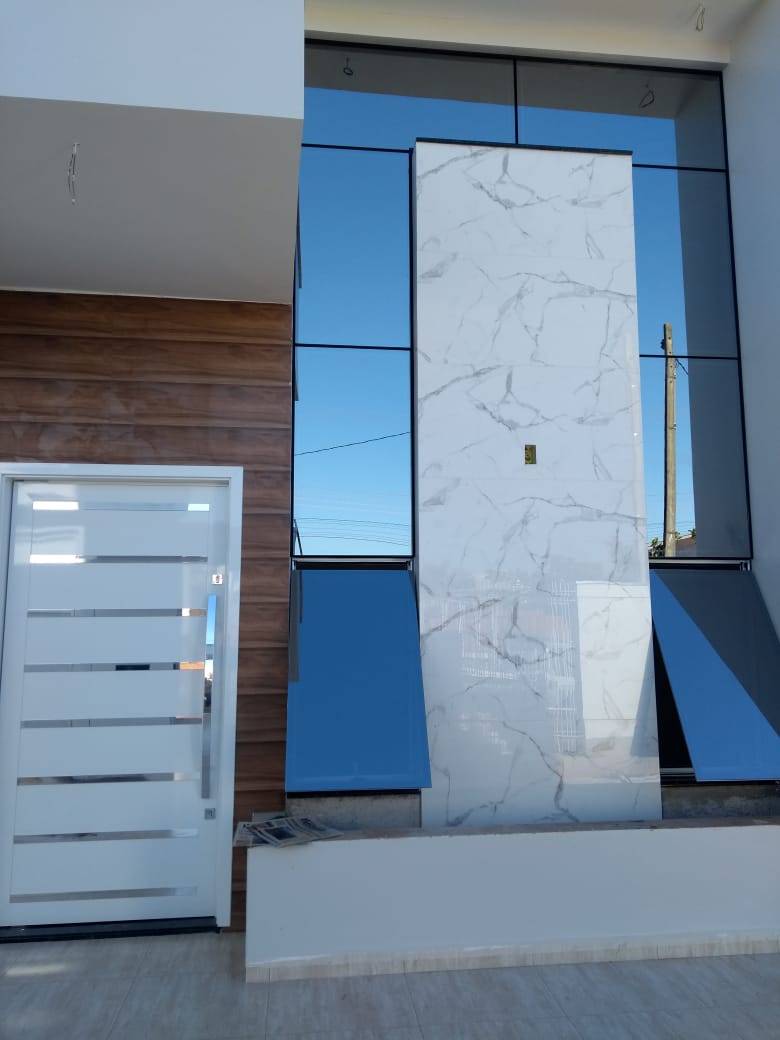 Entrada com porcelanato marmorizado e vidro azul