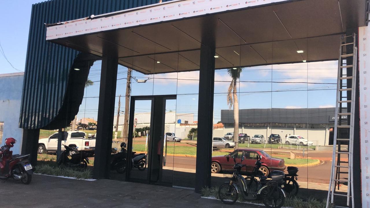 Fachada comercial em vidro espelhado escuro