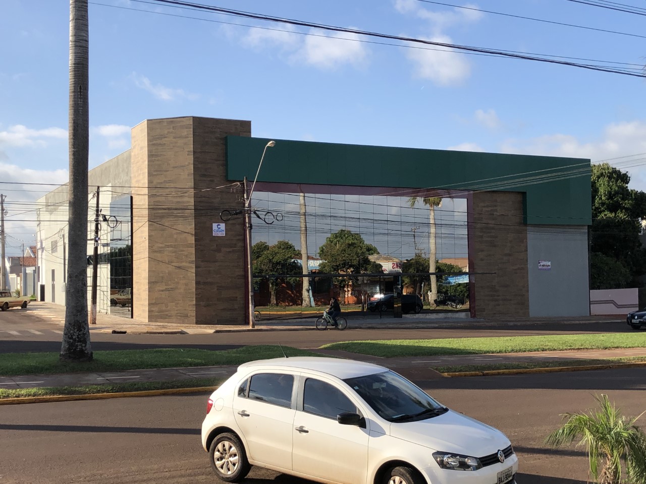 Fachada comercial com pele de vidro