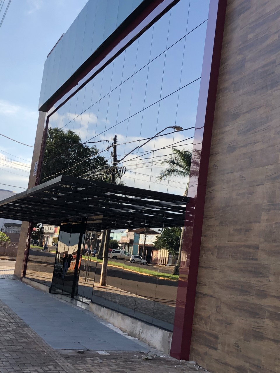 Fachada comercial em vidro espelhado