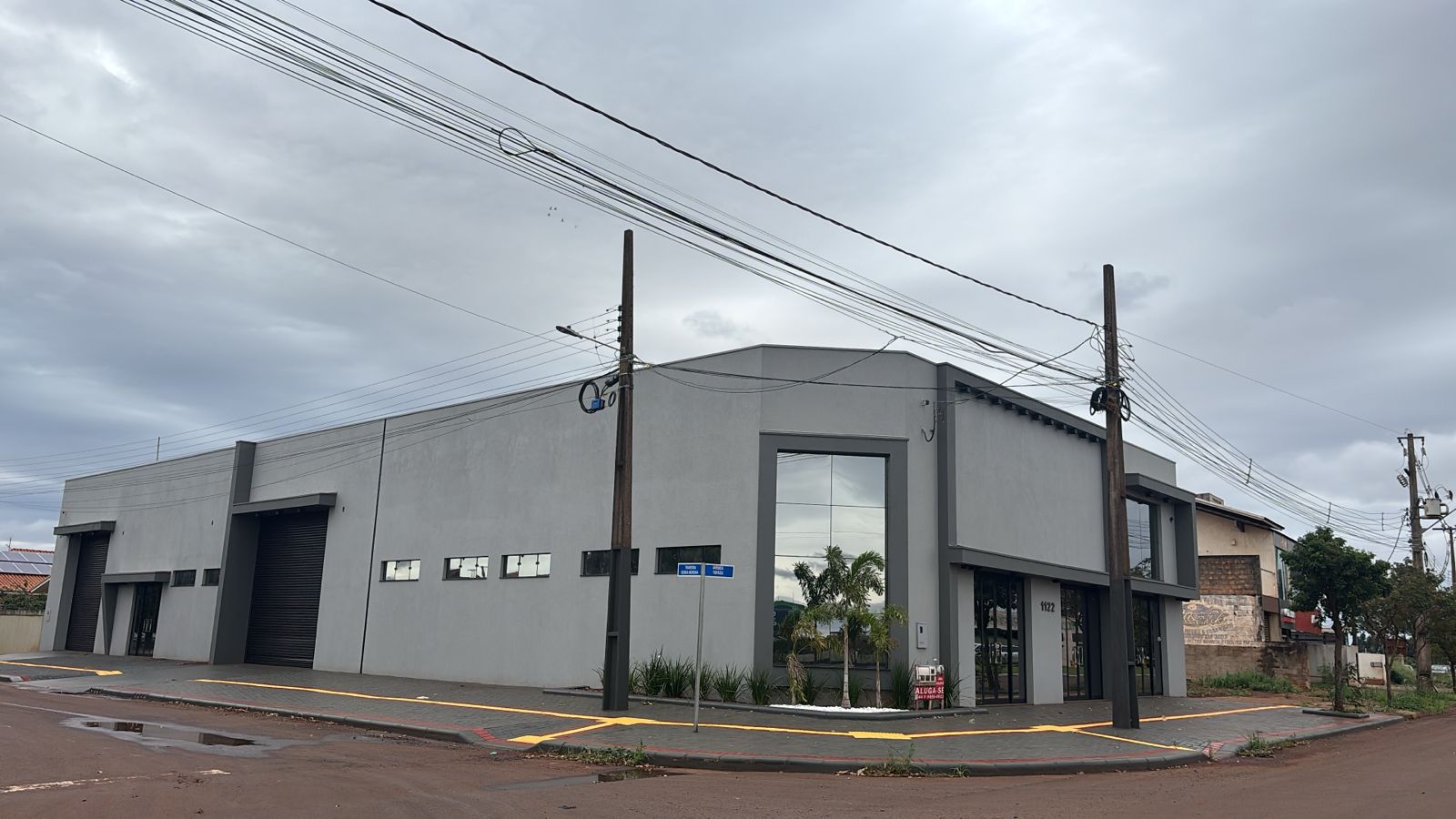 Galpão comercial com esquadrias de vidro