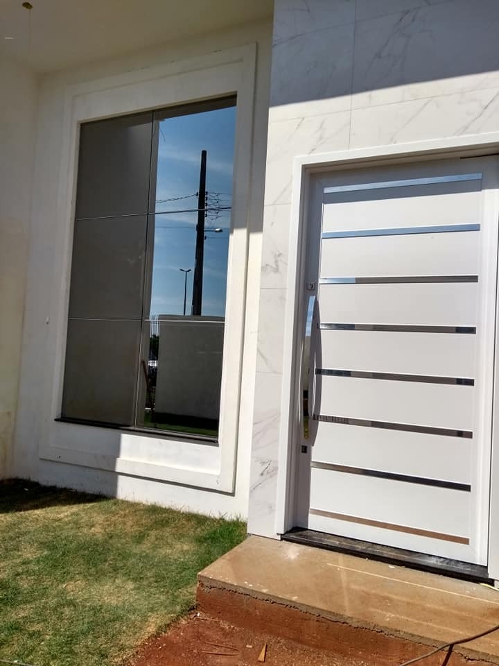 Porta branca frisada com detalhes em inox