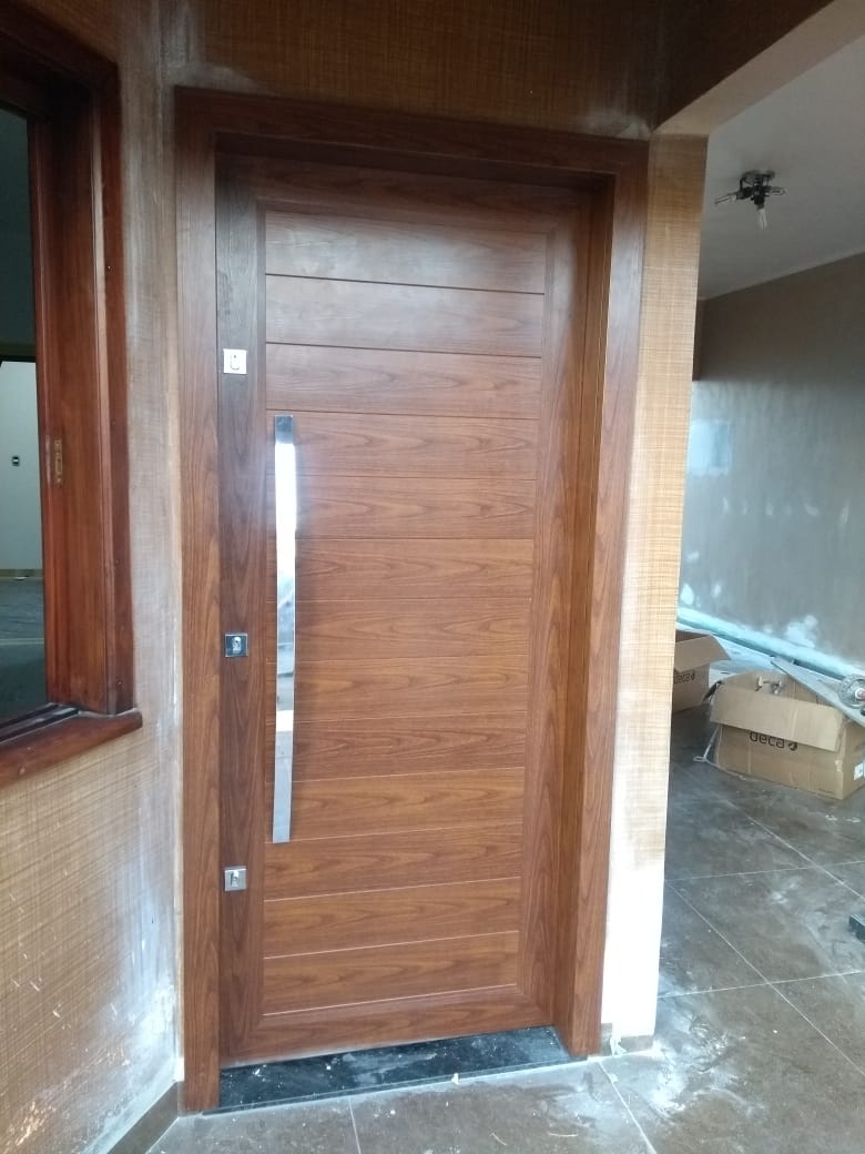 Porta pivotante amadeirada com puxador inox