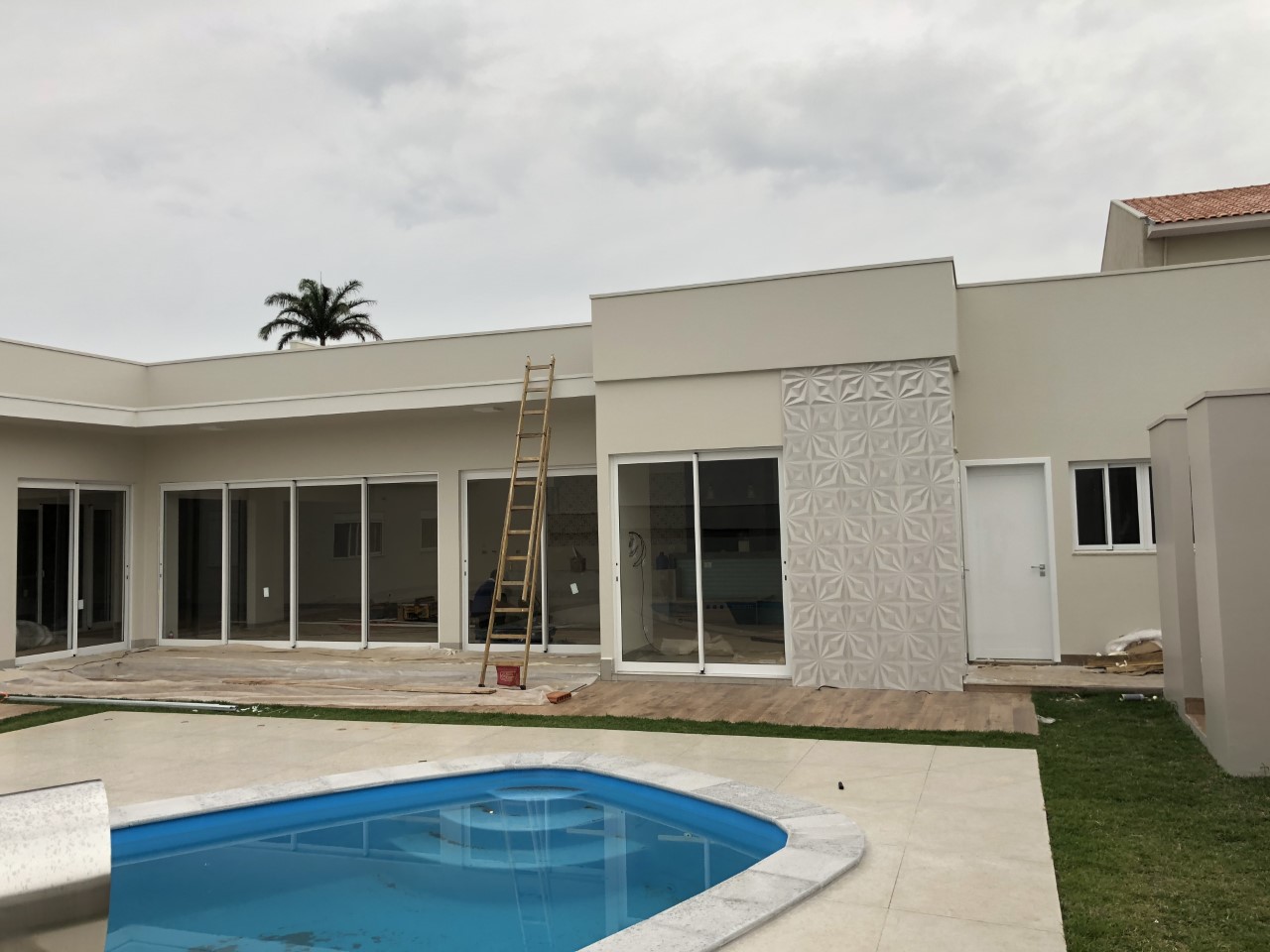 Portas de correr na área da piscina