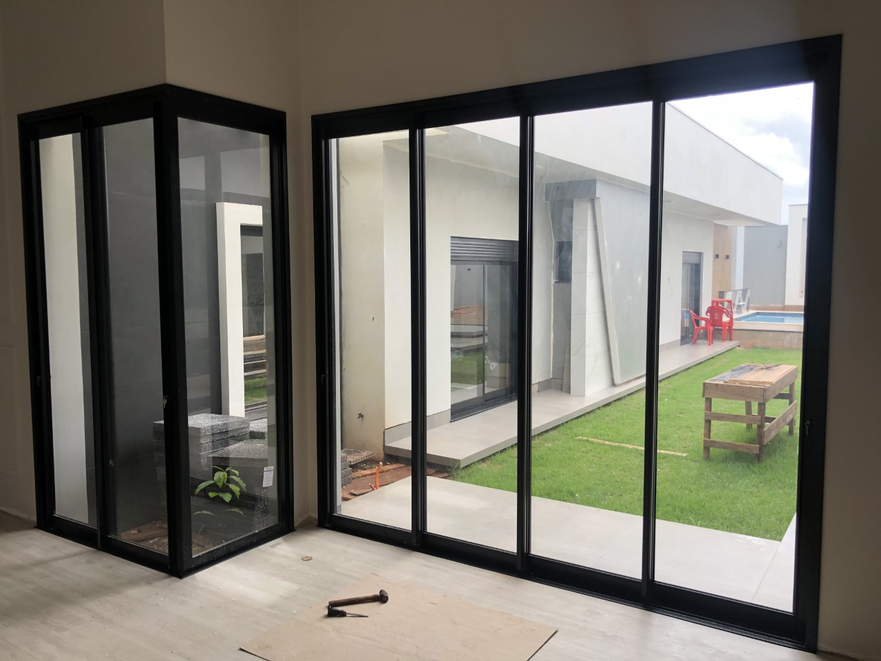 Portas pretas de piso a teto para área de piscina