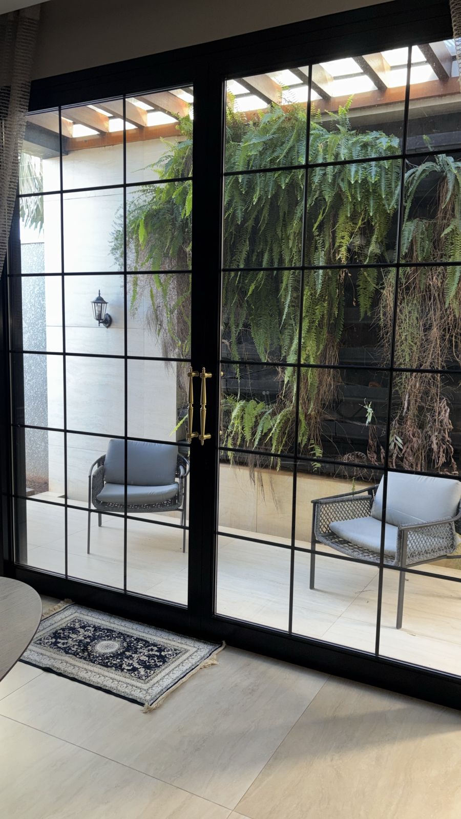 Portas de vidro pretas com jardim vertical