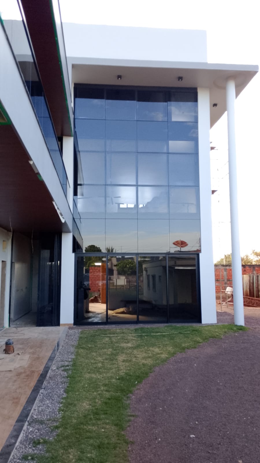 Edifício comercial com fachada de vidro