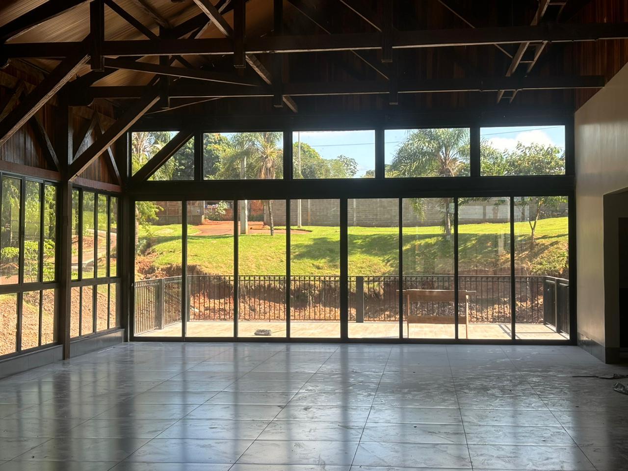 Salão com esquadrias pretas e vista para o jardim