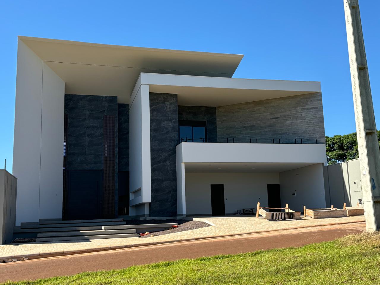 Sobrado moderno com revestimento em pedra