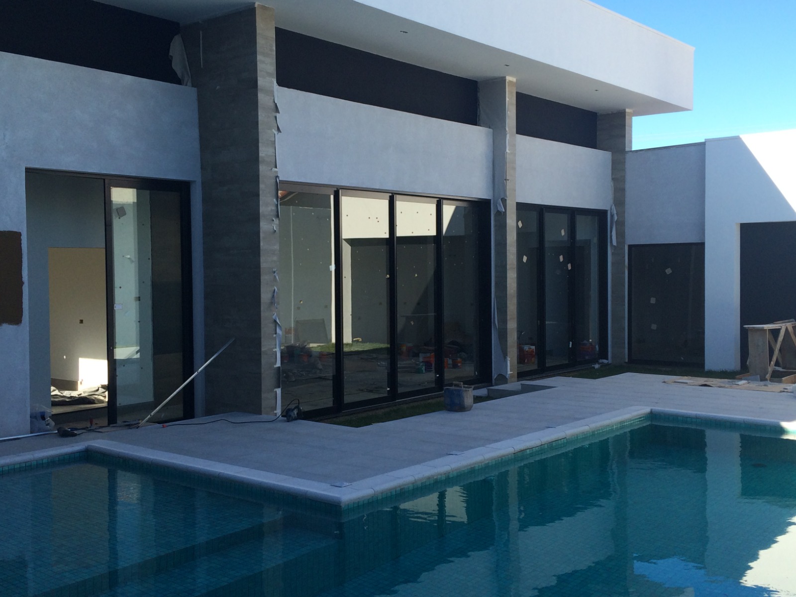 Residência com esquadrias pretas na área da piscina