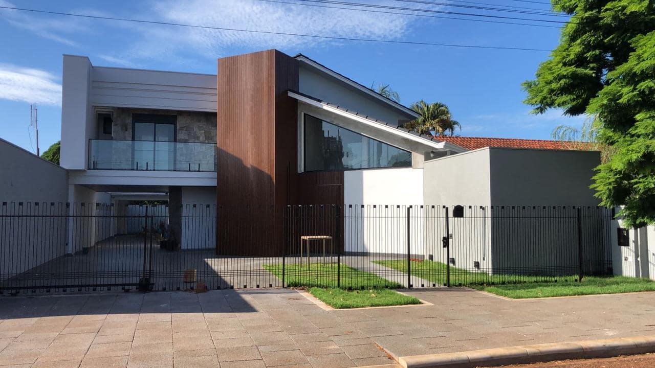 Casa moderna com painel amadeirado