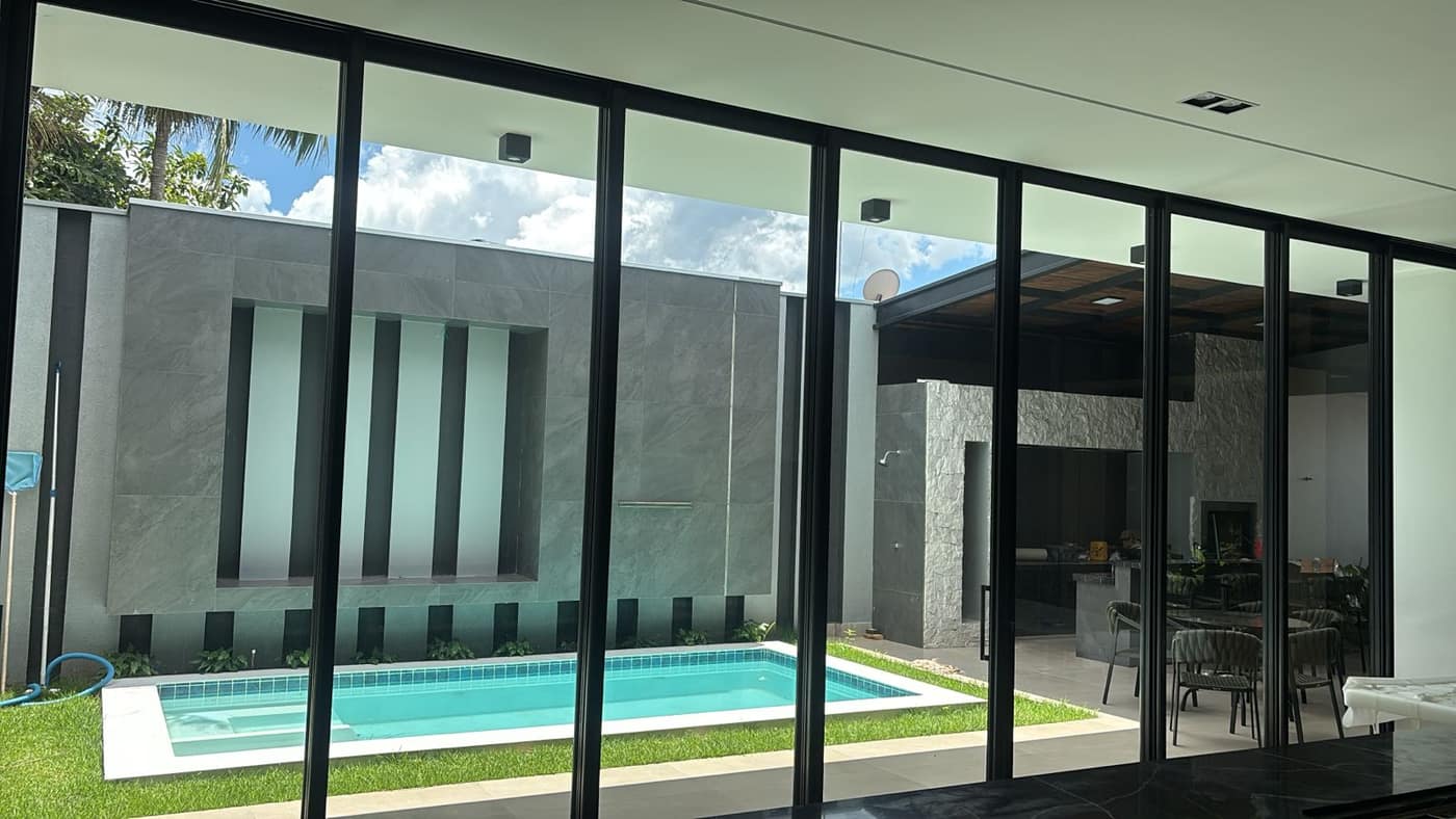 Vãos de vidro voltados à piscina
