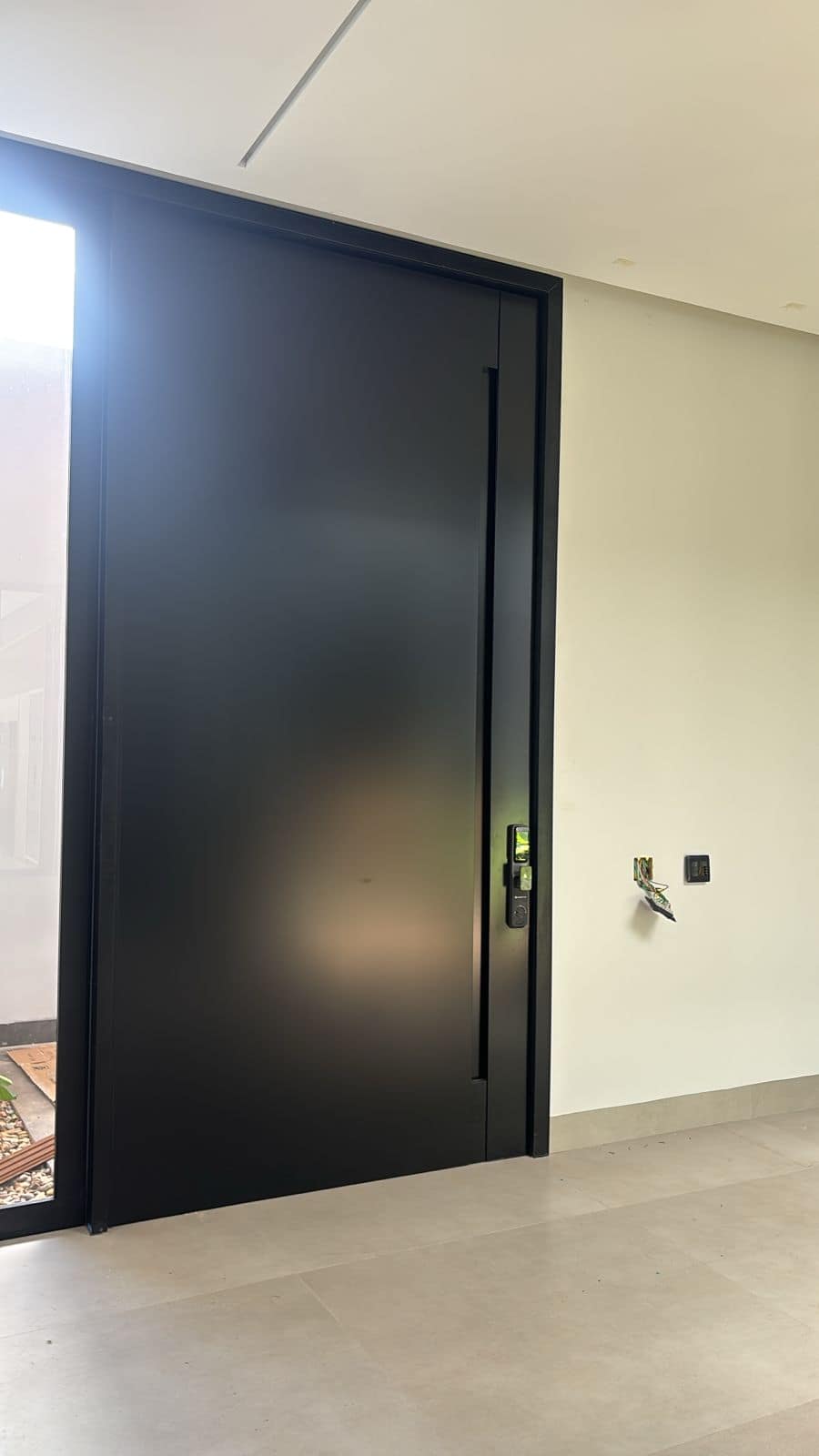Porta pivotante preta