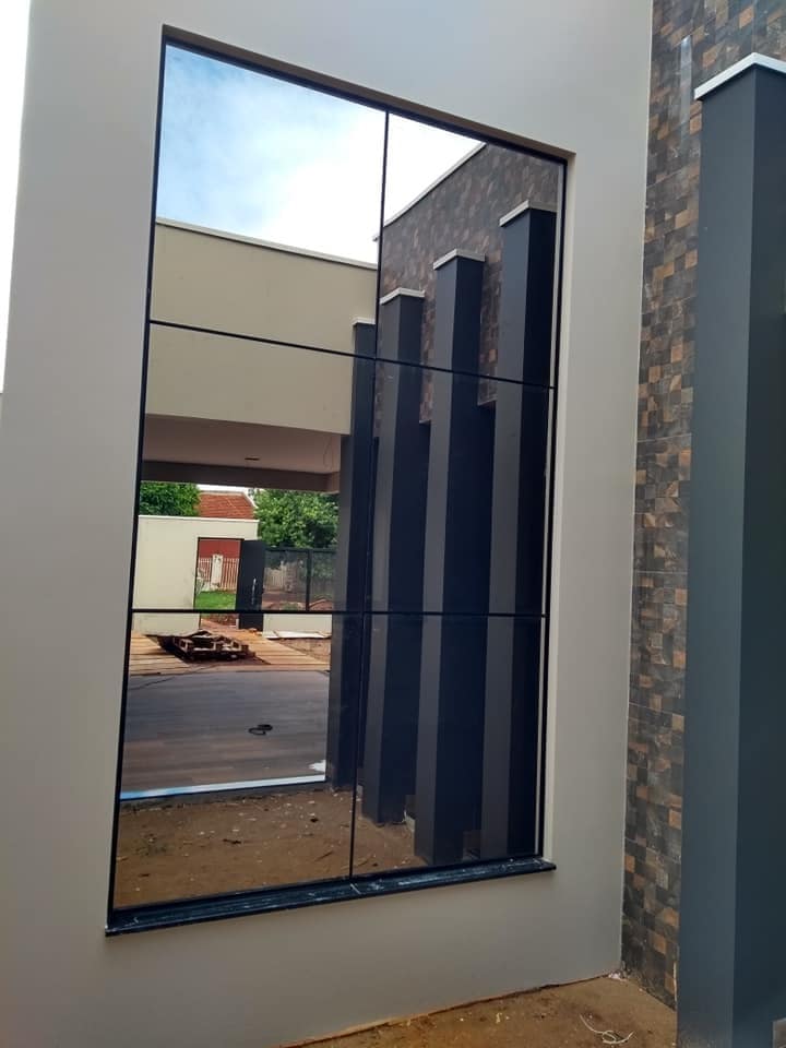 Esquadria preta em vidro espelhado