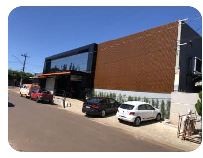 Fachada comercial em vidro e ripado