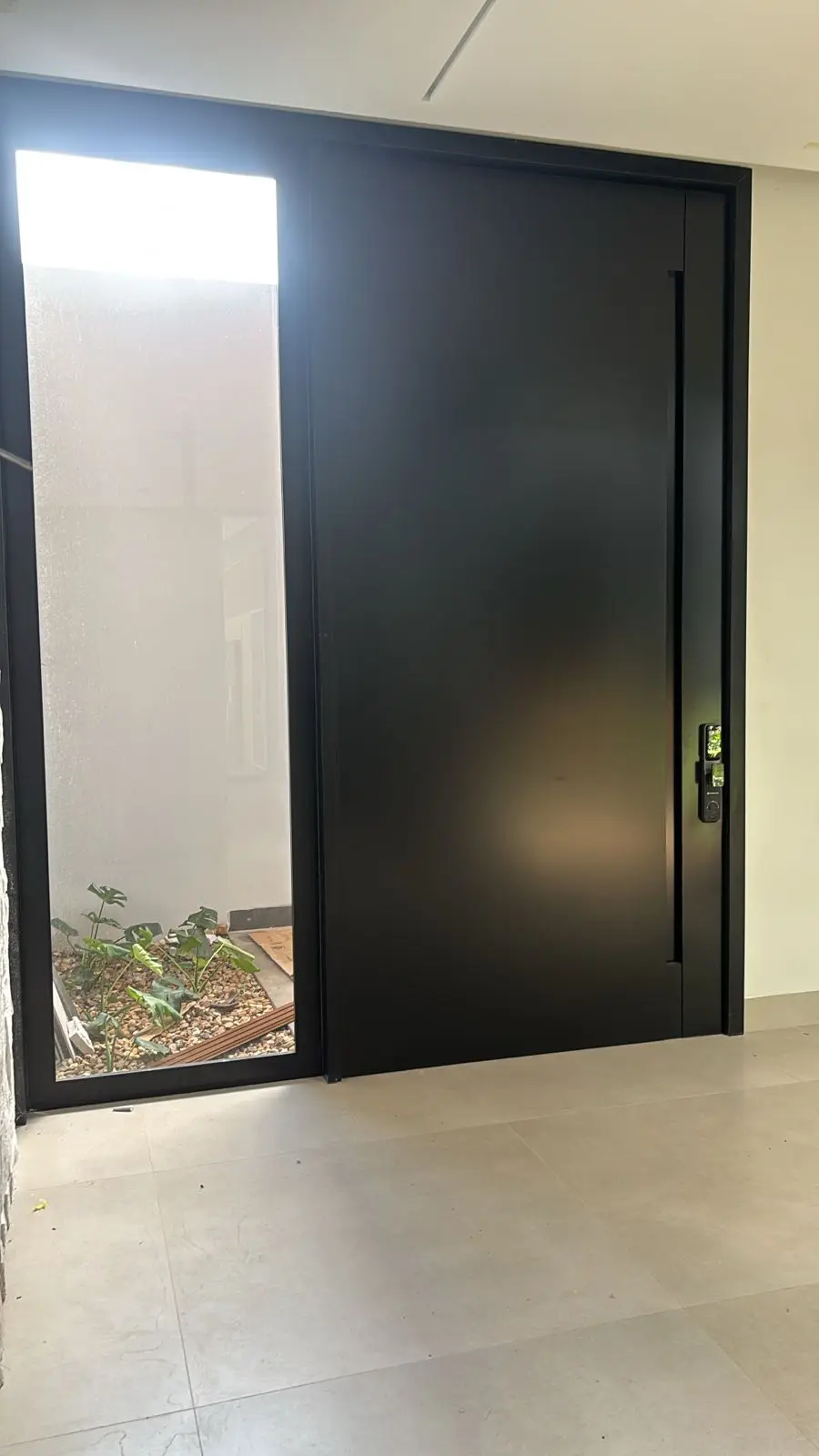 Porta pivotante preta