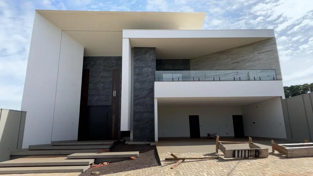 Fachada residencial com porta preta