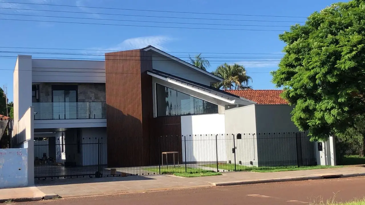 Fachada com esquadrias e portão