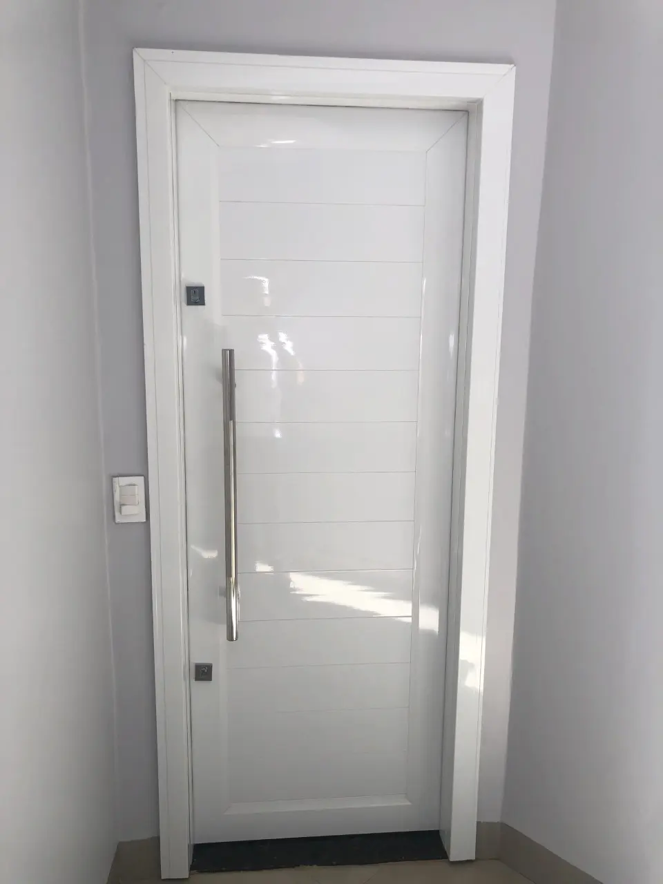 Porta branca de entrada