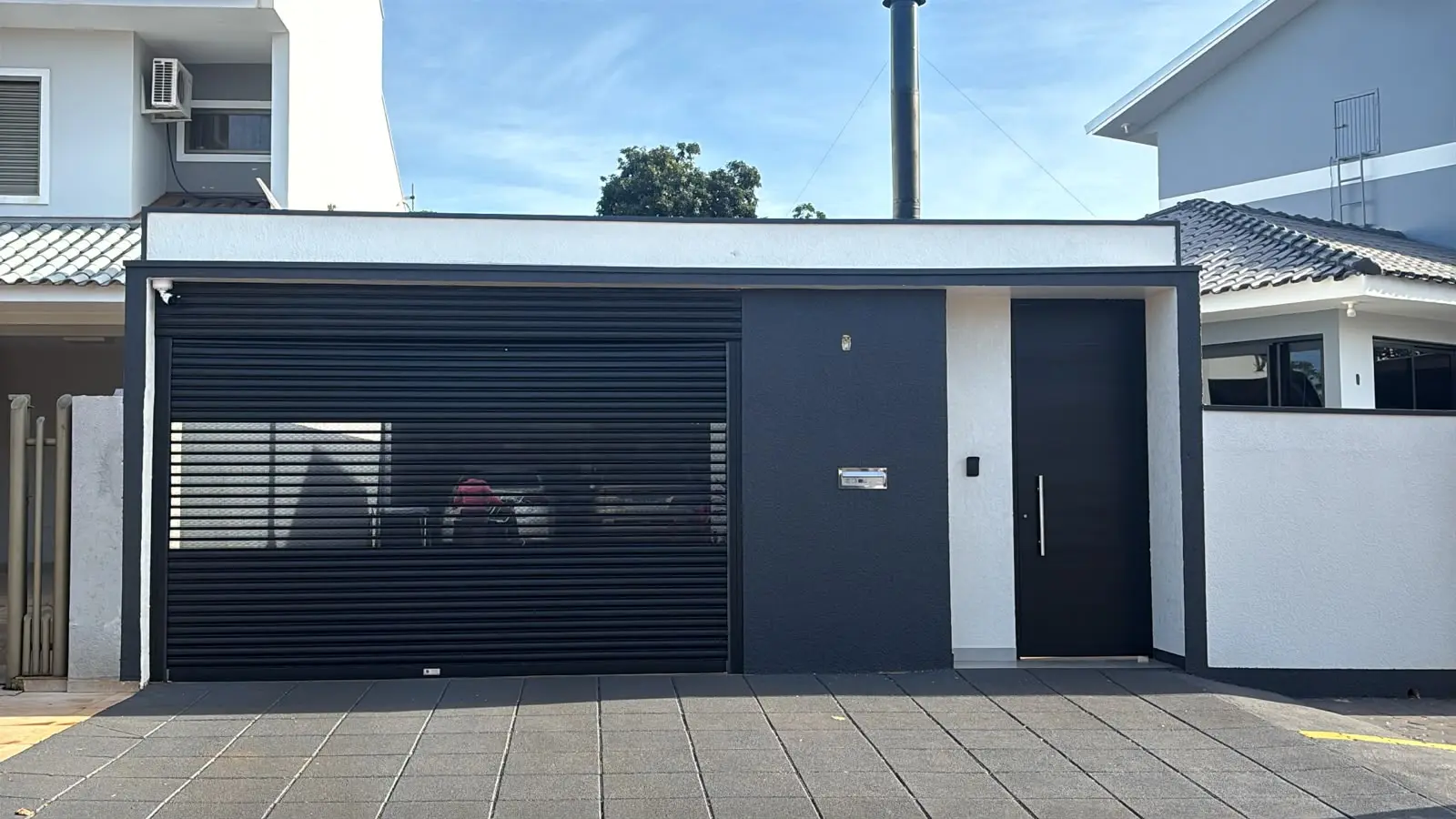 Detalhe de portão ripado