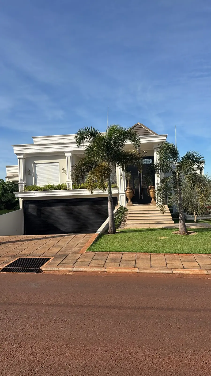 Portão preto de grande porte