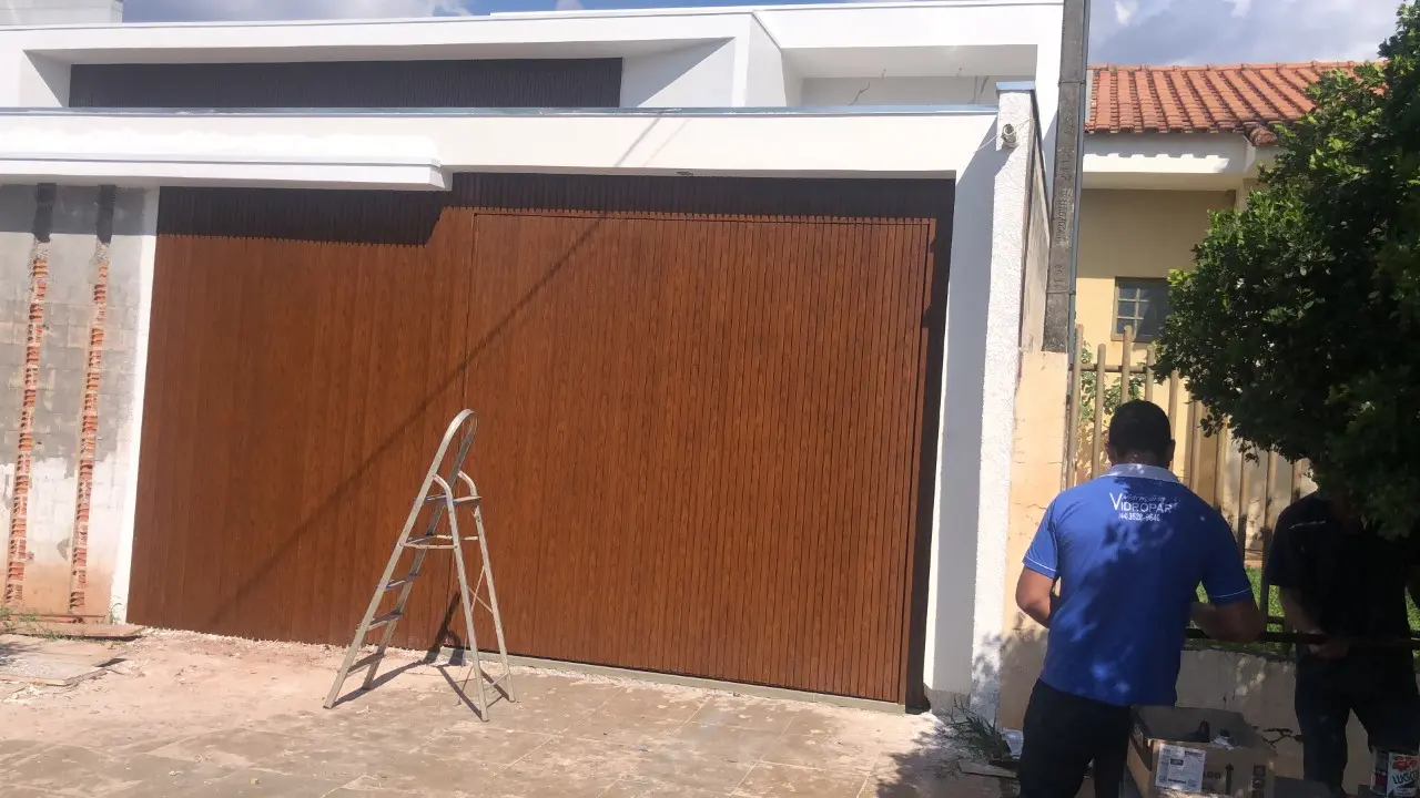 Portão amadeirado para garagem