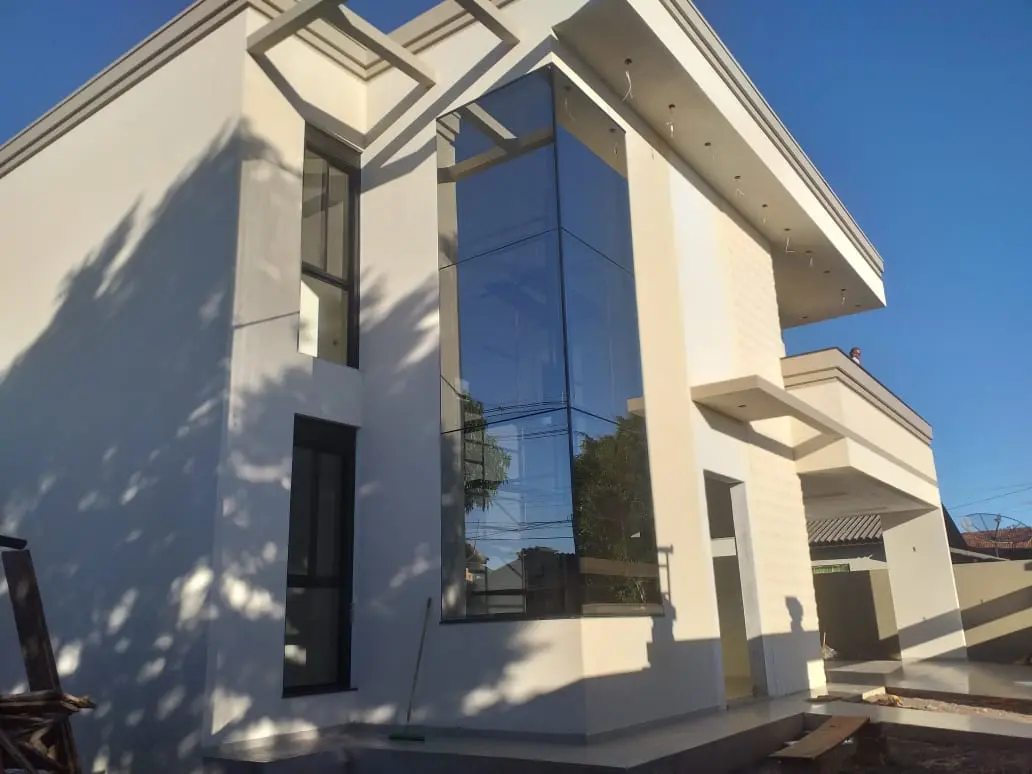 Fachada alta em vidro