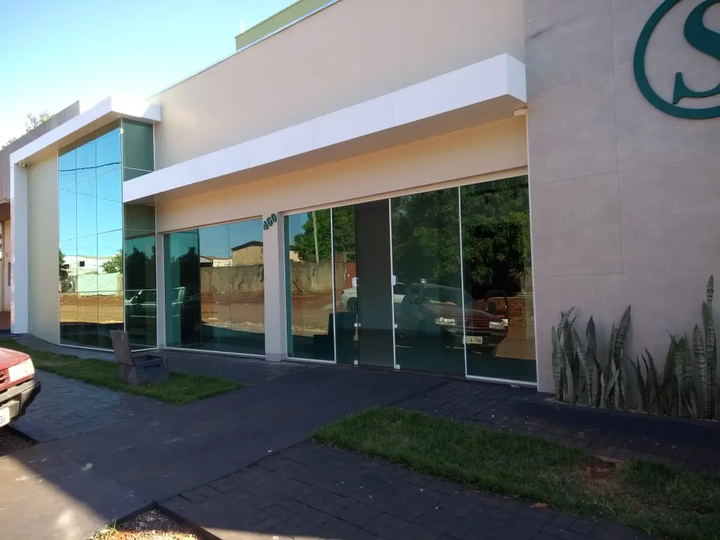 Frente envidraçada com portas de correr