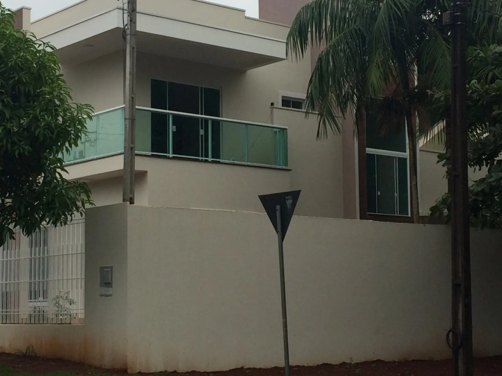 Guarda-corpo de vidro em varanda residencial