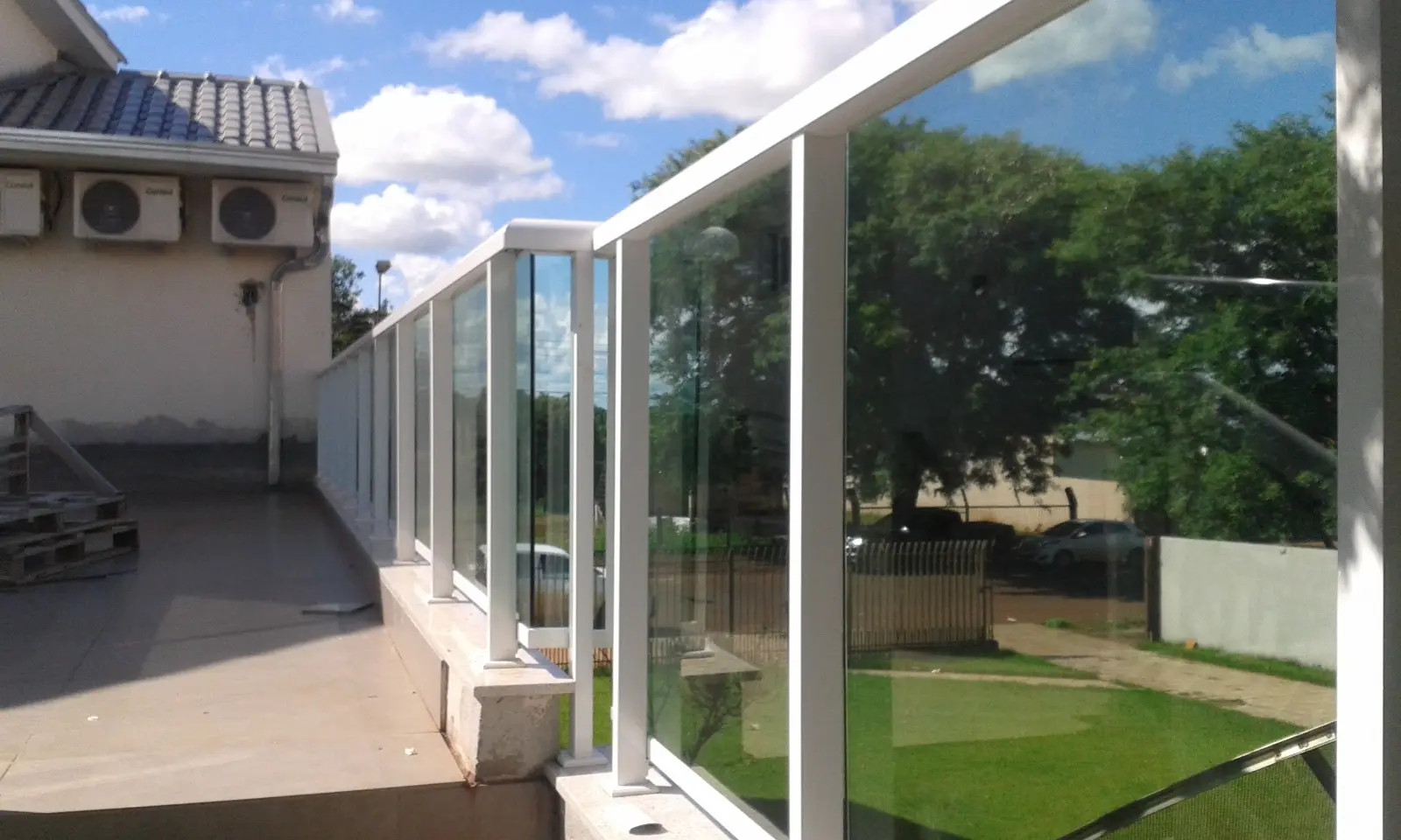 Guarda-corpo de vidro em terraço