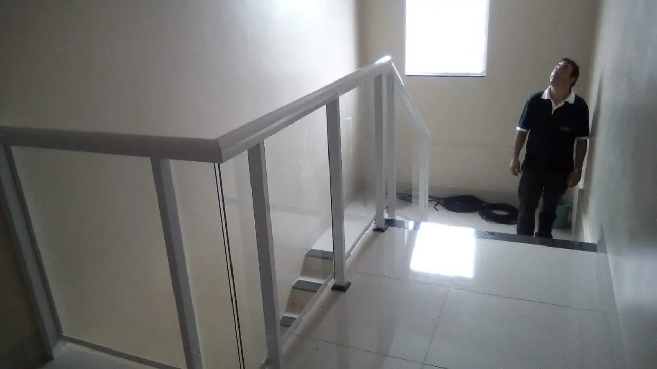 Guarda-corpo de vidro com perfil branco