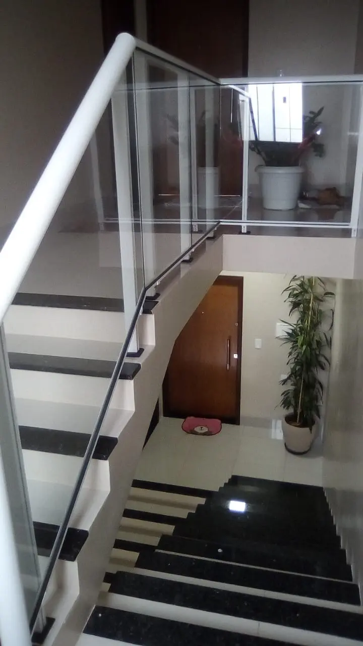 Guarda-corpo de vidro em hall