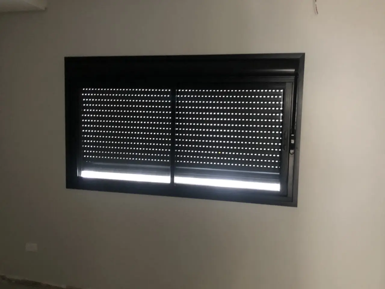 Persiana preta integrada