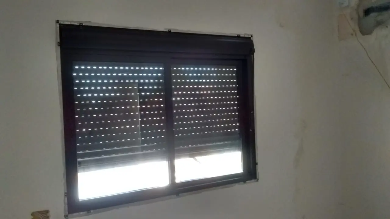 Persiana preta com controle de luz